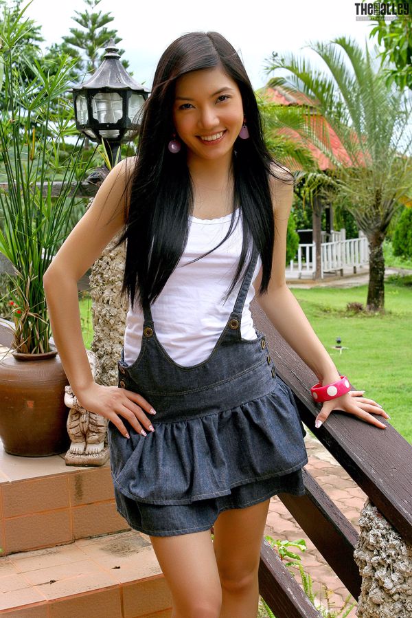 [TheBlackAlley] Garota da saia jeans Vanessa Tang Sling