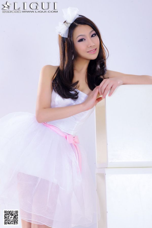 Modèle Wen Jing "Beauté en robe de mariée avec pieds soyeux et talons hauts" [丽 柜 LiGui] Photo de belles jambes et pieds de jade
